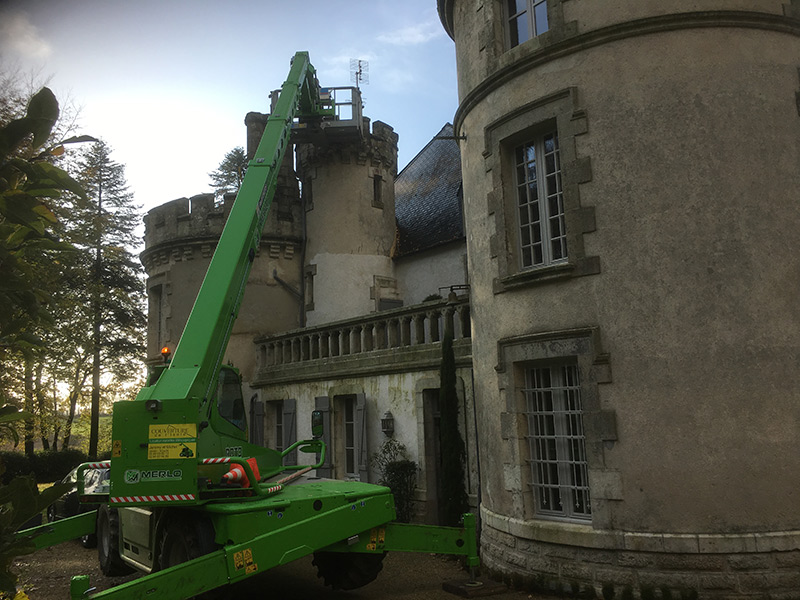 location nacelle télescopique pour ramonage de cheminée de château